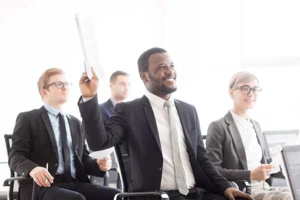 Einer Der Jungen Manager Hebt Die Hand Dem Redner Während — Stockfoto