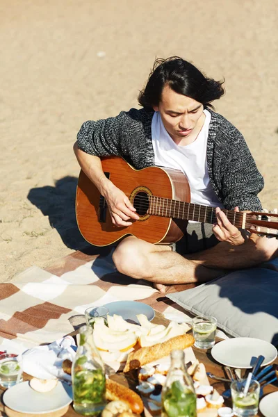 Jonge Man Spelen Gitaar Zittend Zand Met Snack Buurt Van — Stockfoto