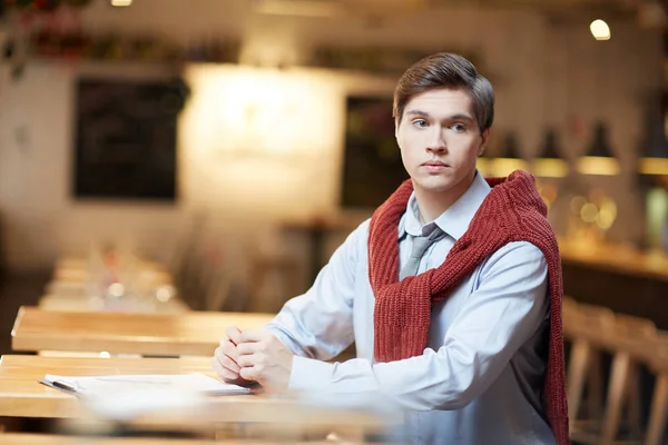 Junger Intelligenter Mann Sitzt Tabke Café Und Macht Sich Notizen — Stockfoto