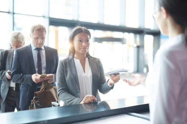 Joven Mujer Negocios Elegante Dando Documentos Administrador Para Comprobar Antes — Foto de Stock