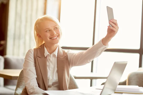 Joven Mujer Negocios Sonriente Posando Para Selfie Frente Teléfono Inteligente — Foto de Stock