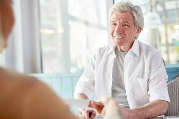 Glimlachend Senior Man Met Grijze Haren Zijn Mede Werker Kijken — Stockfoto