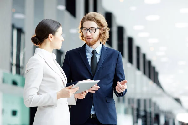 Giovane Broker Fiducioso Che Spiega Dati Statistici Del Suo Collega — Foto Stock