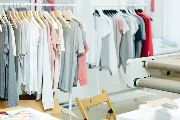 Vrouwelijke Jurken Nieuwe Collectie Van Stijlvolle Kleding Slijtage Opknoping Hangers — Stockfoto