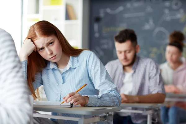 Chica Frunciendo Ceño Con Lápiz Mirando Cámara Mientras Piensa Respuesta — Foto de Stock