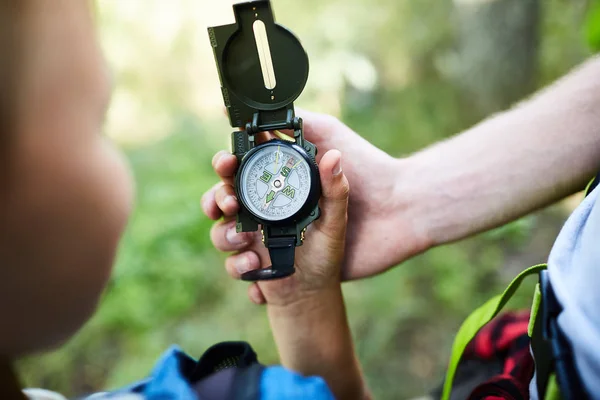 Manos Boy Scouts Sosteniendo Brújula Con Flecha Apuntando Hacia Norte —  Fotos de Stock