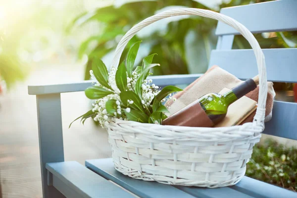 Cesto Bianco Con Mazzo Fiori Bianchi Bottiglia Vino Rosso Libro — Foto Stock