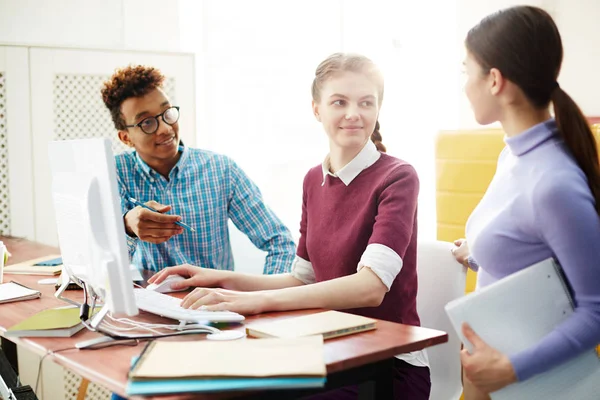 Tre Giovani Programmatori Discutono Loro Nuovo Progetto Informatico Lezione Riunione — Foto Stock