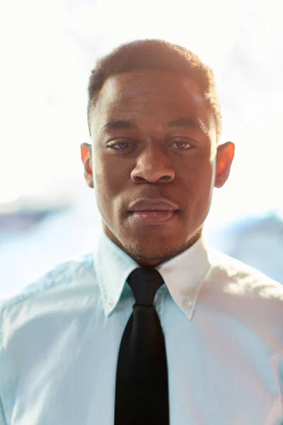 Jeune Homme Affaires Sérieux Origine Afro Américaine Cravate Chemise Blanche — Photo