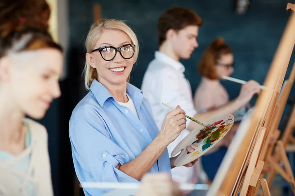 Professora Bem Sucedida Desenho Pintura Entre Seus Alunos Aula Artes — Fotografia de Stock