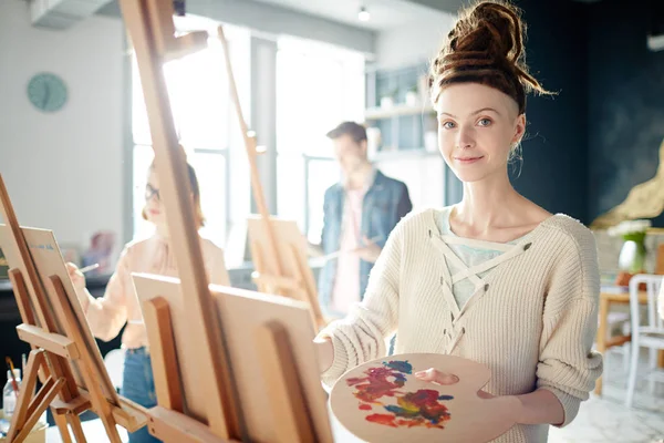 Glückliche Junge Studentin Mit Palette Beim Malen Auf Staffelei Atelier — Stockfoto