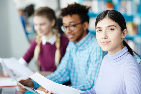 Pěkná Studentka Její Dva Groupmates Čtoucích Noviny Texty Univerzitní Knihovnou — Stock fotografie