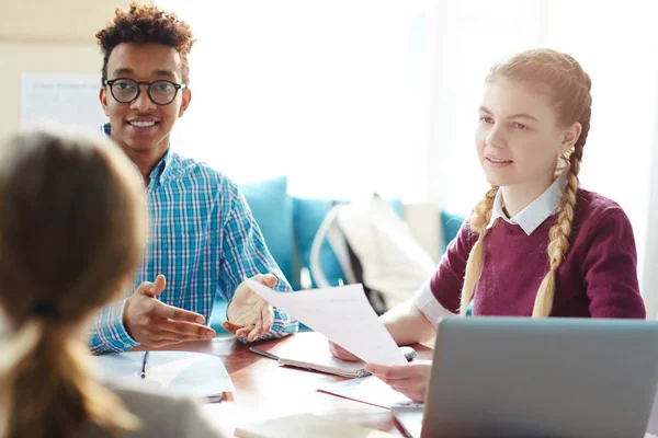 Des Camarades Amicaux Collège Discutant Idées Essai Avec Leur Professeur — Photo