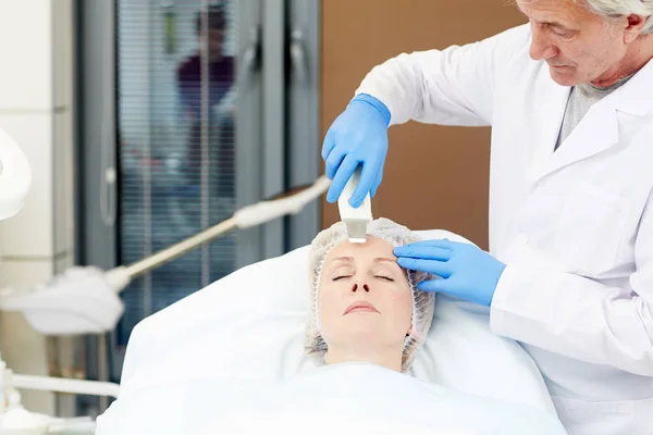 Reife Frau Macht Einige Eingriffe Für Ihr Gesicht Der Klinik — Stockfoto