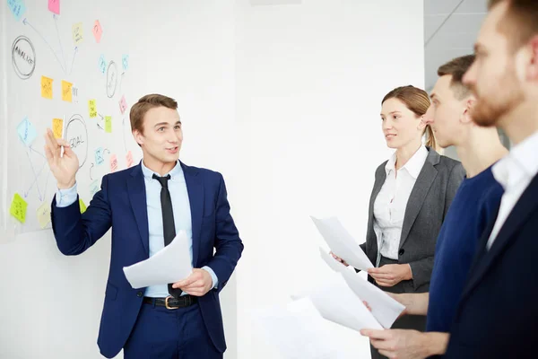 Gerente Confianza Empleador Pie Junto Pizarra Explicar Los Jóvenes Especialistas — Foto de Stock