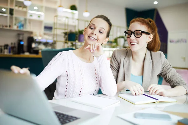 Dos Jóvenes Empresarias Amistosas Mirando Pantalla Computadora Portátil Mientras Discuten — Foto de Stock