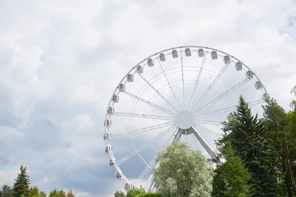 Szürke Felhős Zöld Virágzó Fák Között Kortárs Vidámparkban Óriáskerék — Stock Fotó