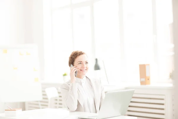 Geschäftsfrau Büro Sie Telefoniert Und Tippt Ihrem Arbeitsplatz Auf Dem — Stockfoto
