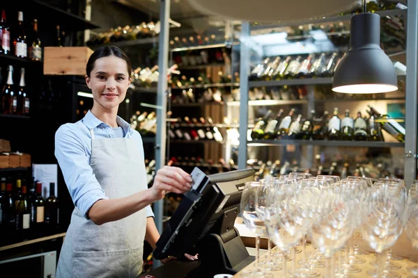 Cajera Joven Que Opera Caja Cafetería —  Fotos de Stock