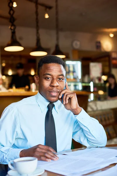 Young Agent Formalwear Talking Client Smartphone While Preparing Papers Cafe — Stock Photo, Image