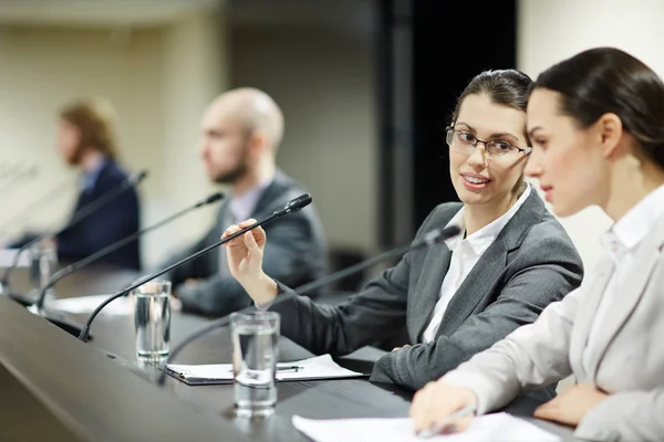 Jedna Kobiet Delegatów Mówi Coś Głośnik Jej Kolega Konferencji — Zdjęcie stockowe