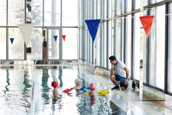Yaşında Aktif Kadınlara Yüzme Havuzunda Onların Eğitmen Ile Egzersiz Sırasında — Stok fotoğraf