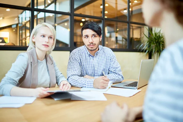 Dos Jóvenes Colegas Escuchando Atentamente Uno Los Candidatos Durante Entrevista — Foto de Stock