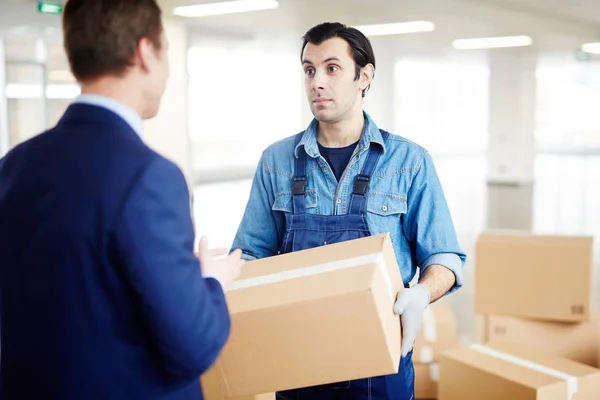 Behandskade Arbetare Enhetlig Talar Till Affärsman Var Att Bort Lådor — Stockfoto