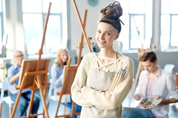 Usměvavá Dívka Štětce Lekci Malování Její Groupmates Pozadí Při Pohledu — Stock fotografie