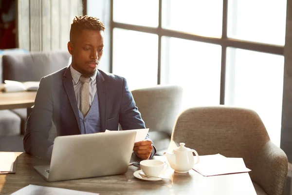 Ung Självsäker Chef Eller Medarbetare Sitter Vid Bordet Framför Laptop — Stockfoto