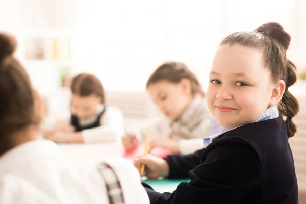 Porträt Eines Süßen Schulmädchens Das Inmitten Ihrer Klassenkameraden Sitzt Und — Stockfoto