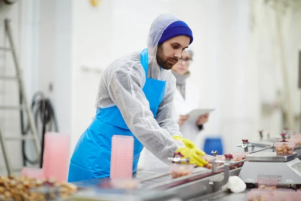 Jovem Uniforme Proteção Trabalhando Por Linha Produção Fábrica Processamento Frutos — Fotografia de Stock