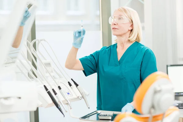 Olgun Hemşire Koruyucu Gözlük Üniforma Enjeksiyon Şırınga Hasta Için Hazırlanıyor — Stok fotoğraf