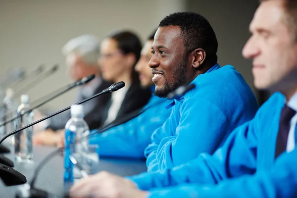 Afrikanisch Amerikanischer Sportler Und Seine Kollegen Bei Der Internationalen Sportkonferenz — Stockfoto