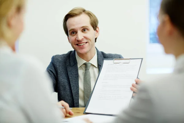 Hombre Negocios Sonriente Sugiriendo Firmar Contrato Con Sus Socios — Foto de Stock