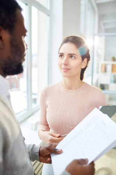 Jeune Gestionnaire Financier Écoute Son Collègue Lors Une Conversation Travail — Photo