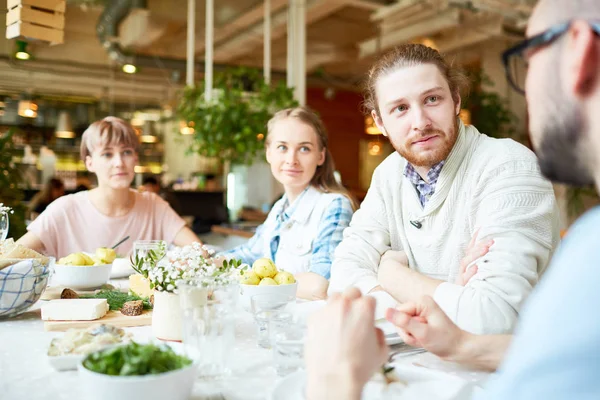 Drei Personen Die Beim Abendessen Ihrer Freundschaftsgeschichte Lauschen Während Sie — Stockfoto