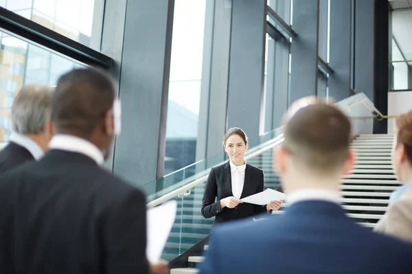 Junge Geschäftsfrau Berichtet Vor Publikum Beim Business Briefing Der Flughafenlounge — Stockfoto