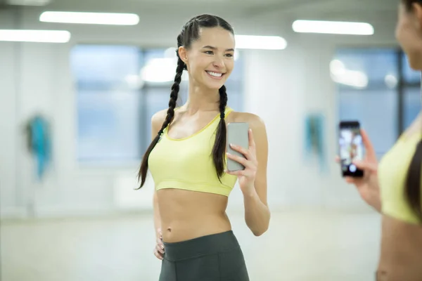 Ajuste Mujer Joven Ropa Deportiva Mirándose Frente Espejo Haciendo Selfie — Foto de Stock