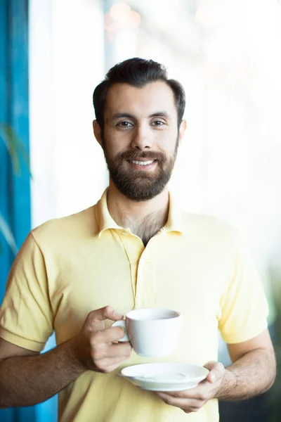 Joven Gerente Con Taza Café Mirándote Con Sonrisa Uno Los — Foto de Stock