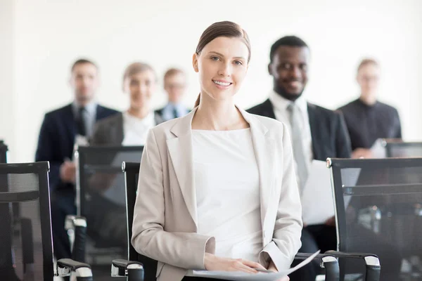 Jonge Elegante Zakenvrouw Camera Kijken Tijdens Vergadering Conferentiezaal — Stockfoto