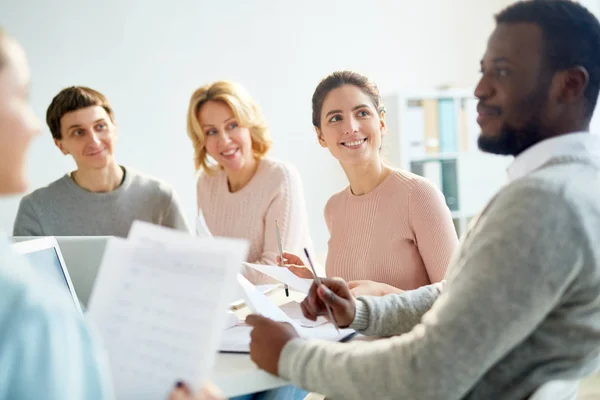 Feliz Joven Empresaria Mirando Uno Sus Colegas Con Sonrisa Mientras — Foto de Stock