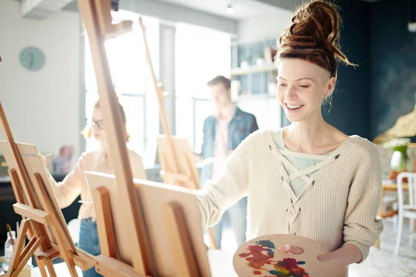 Radostné Teenager Barvami Palety Při Pohledu Malovala Stojanu Během Lekce — Stock fotografie