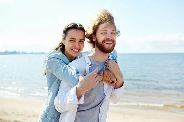 Junges Fröhliches Paar Genießt Sommerwochenende Strand Sonnigem Tag — Stockfoto
