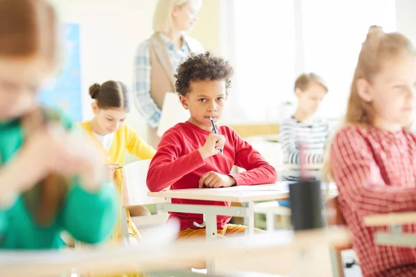 Nachdenklicher Schüler Hält Bleistift Mund Während Prüfungstest Unterricht Schreibt — Stockfoto