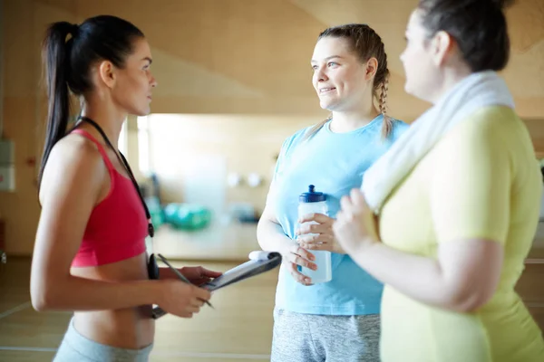 Happy Sized Women Bottle Water Asking Questions Fitness Instructor Workouts — Stock Photo, Image