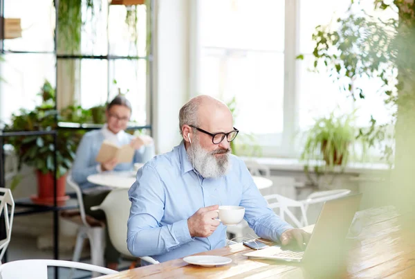 Äldre Mannen Blå Skjorta Och Glasögon Att Kaffe Och Nätverkande — Stockfoto