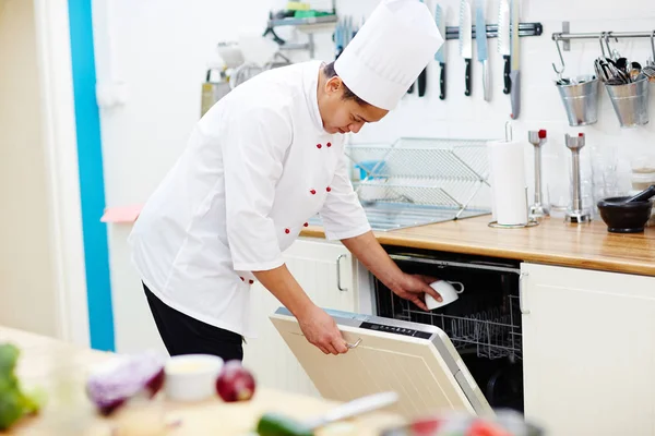 Chef Restaurante Poniendo Taza Lavadora Platos Mientras Trabaja Cocina —  Fotos de Stock