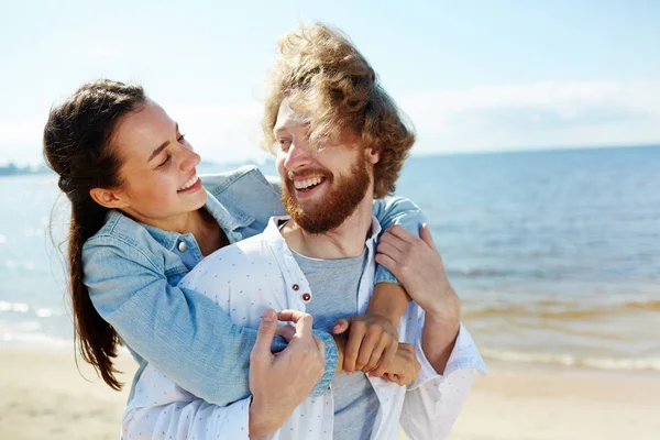 Šťastný Zamilovaný Pár Smích Mladá Žena Objímá Svého Přítele Pobřeží — Stock fotografie