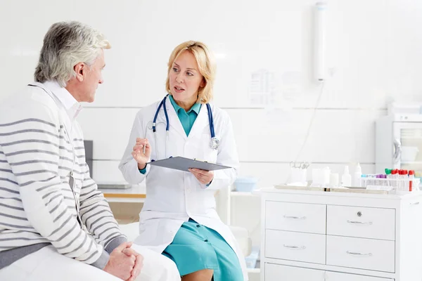 Therapeutist Explaining Her Patient Plan Treatment — Stock Photo, Image